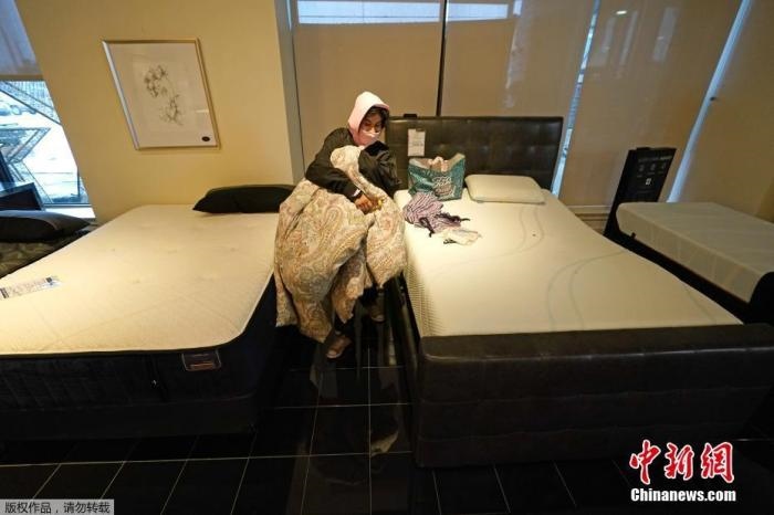 當?shù)貢r間2月17日，美國得州的一家畫廊兼家具店內(nèi)，大批民眾來此避寒取暖，其中不乏一些人帶著被子來過夜。美國近日遭遇極寒天氣侵襲，多地氣溫創(chuàng)近年新低，其中得州災情最嚴重，暴風雪導致電網(wǎng)在酷寒中癱瘓，約400萬居民家中長時間停電。美國國家氣象局表示，得州休斯敦等地的氣溫甚至比靠近北極圈的阿拉斯加還要低。
