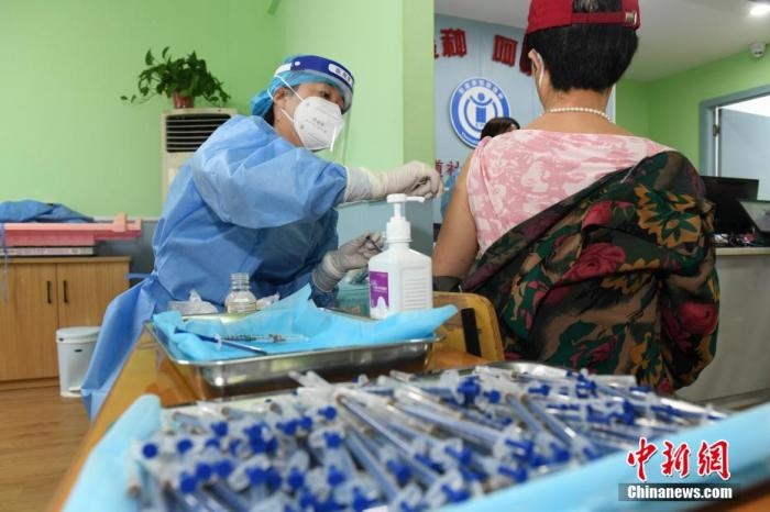 資料圖：市民來到醫(yī)院接種新冠疫苗。 楊華峰 攝