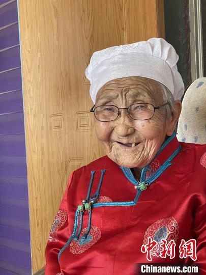 薩仁托婭拍攝的“草原母親”。　薩仁托婭供圖