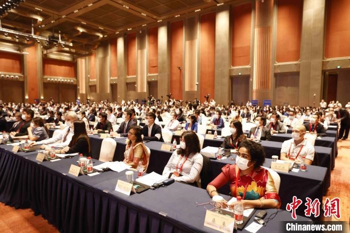 500余名專家學(xué)者、嘉賓代表以線上線下方式參加開幕式?！∈⒓样i 攝