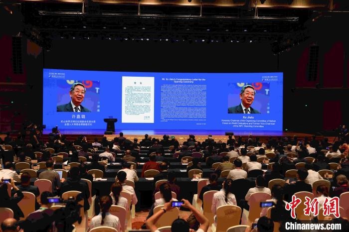 第九屆、第十屆全國(guó)人大常委會(huì)副委員長(zhǎng)許嘉璐向大會(huì)發(fā)來賀信?！∈⒓样i 攝