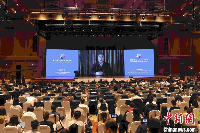 中國(guó)工程院院士、“人民英雄”國(guó)家榮譽(yù)稱號(hào)獲得者張伯禮通過視頻發(fā)表主旨演講?！∈⒓样i 攝