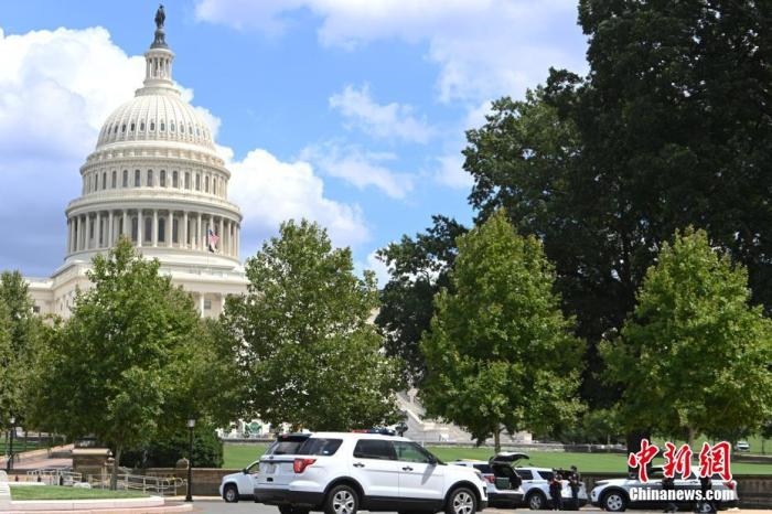 當(dāng)?shù)貢r間8月19日，一名男子駕駛黑色皮卡至國會圖書館前，并聲稱車上有炸彈。該事件導(dǎo)致美國國會大廈周邊街道封鎖，警方還疏散了周邊國會辦公樓和聯(lián)邦最高法院里的工作人員。圖為警方在美國會大廈西側(cè)廣場警戒。 <a target='_blank' href='http://www.chinanews.com/'>中新社</a>記者 陳孟統(tǒng) 攝