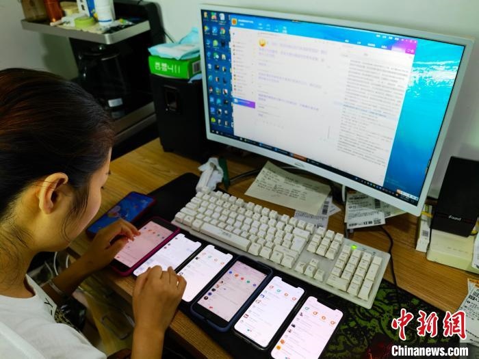 圖為網(wǎng)絡客服為網(wǎng)上“專車座套”客戶答疑釋惑。　呂子豪 攝