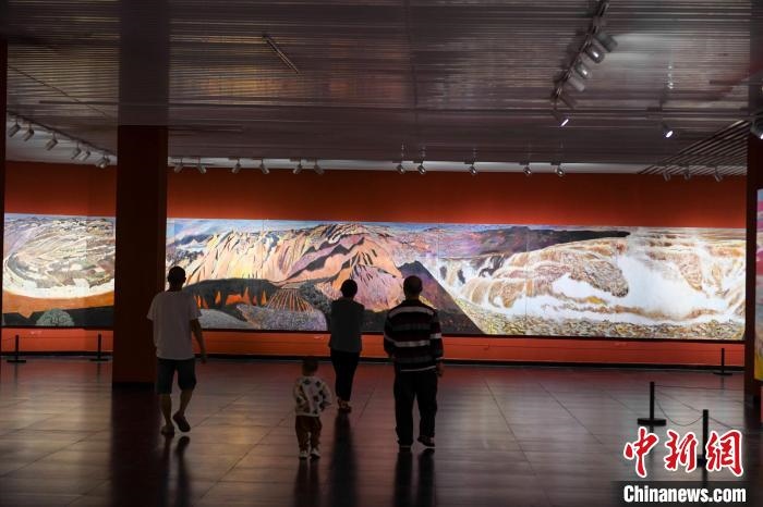 162米巨幅油畫長(zhǎng)卷《黃河》吸引市民駐足觀看?！钊A峰 攝