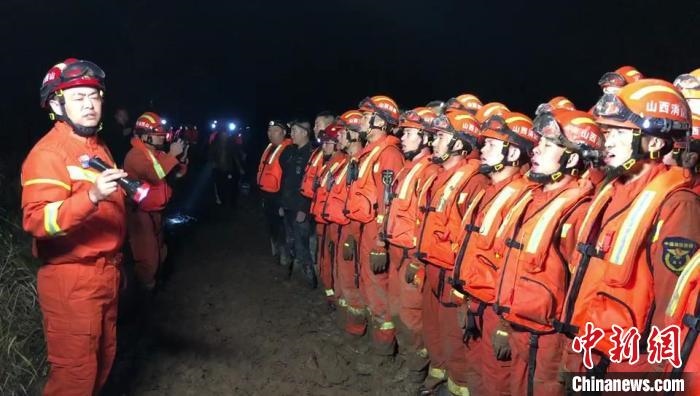 平遙縣消防救援大隊大隊長龔宇作總攻發(fā)起前的動員?！￠Z旭輝 攝