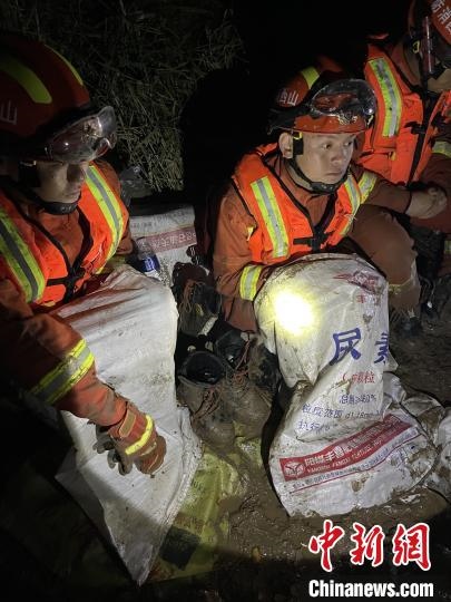 短暫修整期間，消防員脫掉鞋襪，用編織袋套住腿腳保暖?！￠Z旭輝 攝