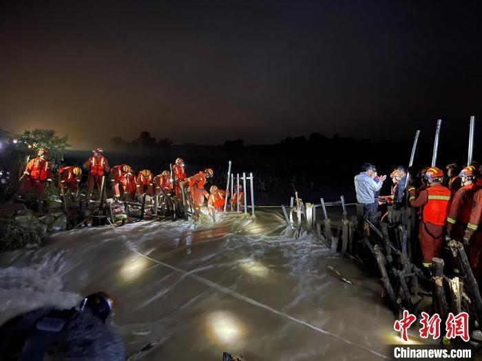 消防員分成左右兩路，同時發(fā)起決口封堵總攻。　閆旭輝 攝