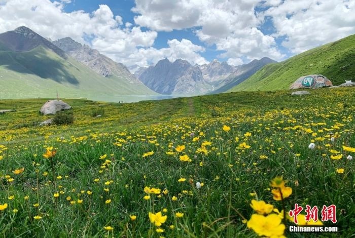 位于青海省果洛藏族自治州久治縣的年保玉則意為“神圣不可侵犯的地方”，山形如蓮花，總面積3469平方公里，保存有冰蝕地貌、冰磧地貌、現(xiàn)代冰川等地質(zhì)遺跡，有“天神后花園”之稱。
<a target='_blank' href='http://www.chinanews.com/'>中新社</a>記者 孫睿 攝
