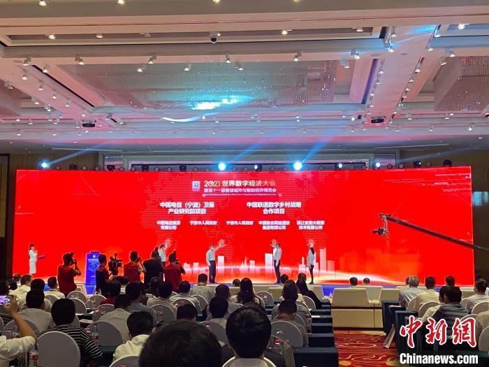 簽約現(xiàn)場?！×植?攝