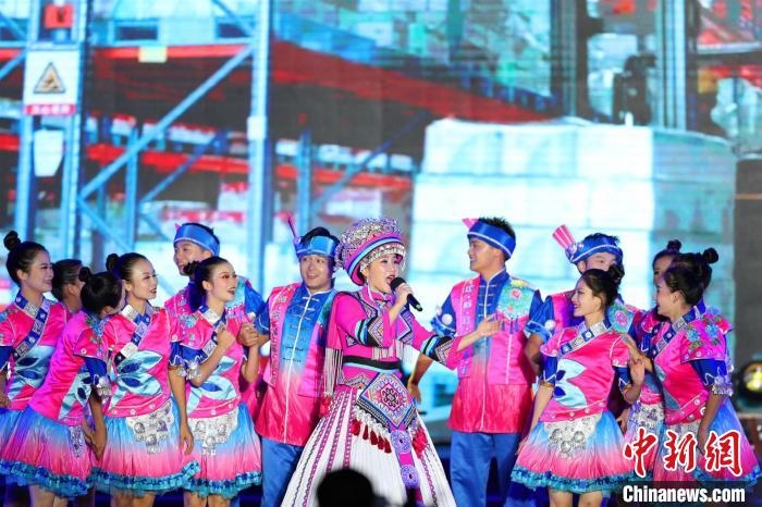 專場晚會(huì)上的民族歌舞表演?！涕L嬌 攝