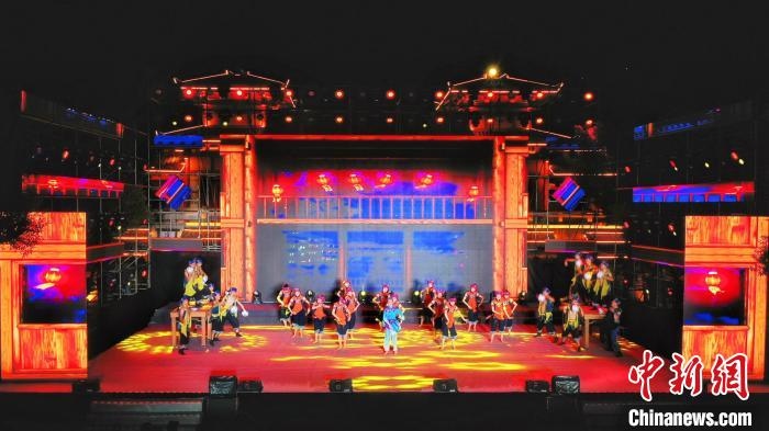 2021昭君文化旅游活動(dòng)專場晚會(huì)現(xiàn)場?！≈苄橇?攝