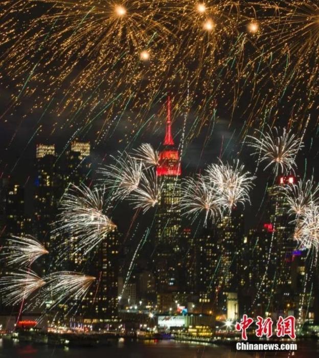 　　2018年，中國(guó)駐紐約總領(lǐng)事館前的哈德遜河上空燃放起焰火，慶祝中國(guó)狗年春節(jié)。