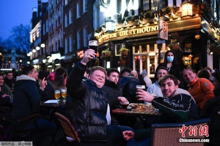 當?shù)貢r間2021年4月12日，英國進入放松疫情封鎖措施的第二階段。商鋪、理發(fā)店、健身房等被允許重新開張，酒吧和餐館也可以在室外營業(yè)。據(jù)悉，酒吧解封的第一晚，倫敦大批民眾在市中心喝酒跳舞，場面宛如狂歡節(jié)。