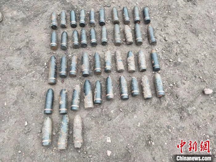 圖為發(fā)現(xiàn)的遺留炮彈?！√厝崭駱?lè) 攝