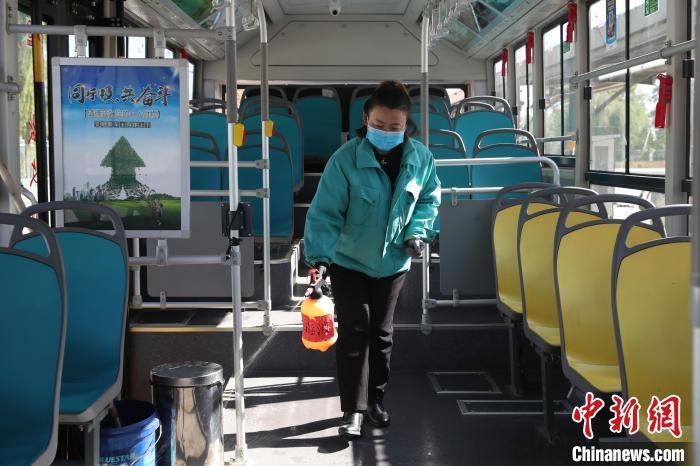 工作人員正在對公交車進(jìn)行消殺?！∮诰?攝