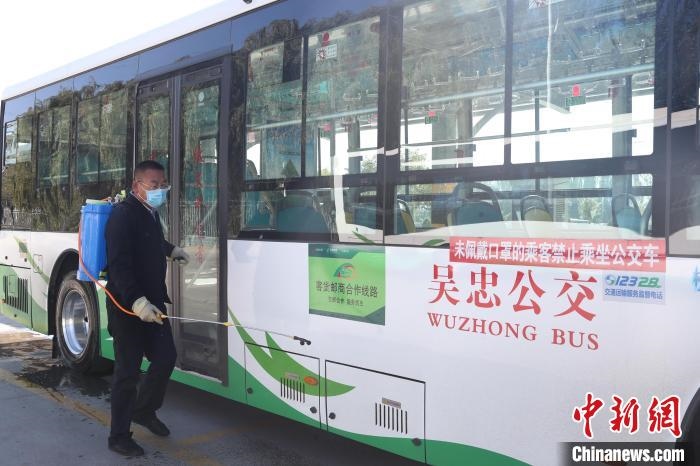 工作人員正在對公交車進(jìn)行消殺?！∮诰?攝