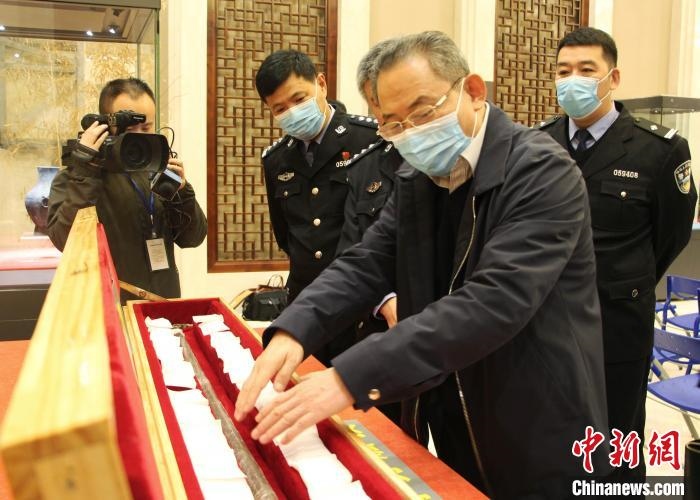 山東博物館館長(zhǎng)鄭同修介紹涉案文物龍首錯(cuò)銀木柲銅杖?！≮w曉 攝