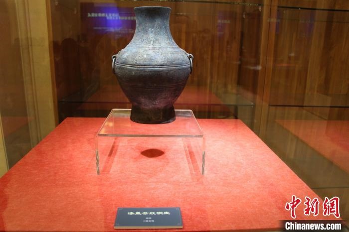 二級(jí)文物戰(zhàn)國(guó)時(shí)期漆蓋云紋銅壺。　趙曉 攝