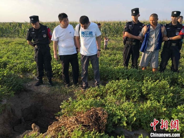 資料圖：犯罪嫌疑人辨認(rèn)作案現(xiàn)場(chǎng)?！〖蜗榭h公安局供圖