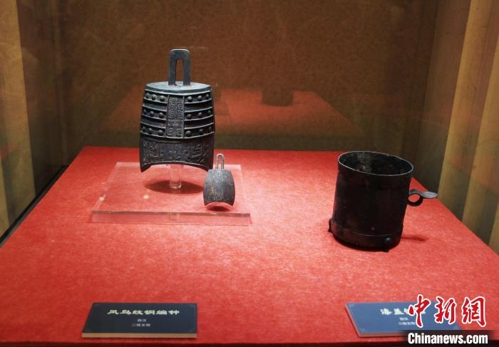 二級(jí)文物西漢鳳鳥紋銅編鐘、漆蓋銅卮?！≮w曉 攝