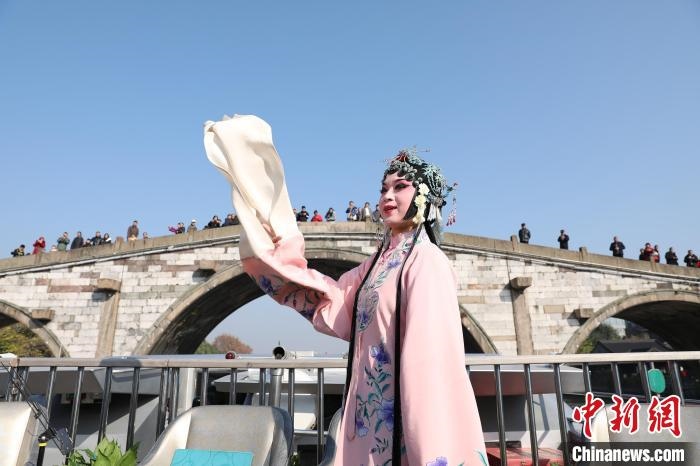 2019京杭對話的大運河京杭雅集活動中，浙江昆劇團國家一級演員楊崑在中國大運河(杭州段)上進行表演。　徐軍 攝 攝