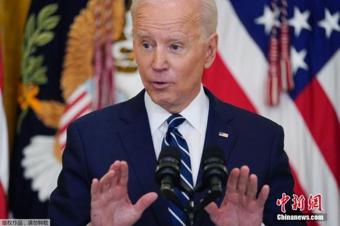 當?shù)貢r間3月25日，美國總統(tǒng)拜登舉行了上任60多天來的首場正式新聞記者會，回答了邊境危機、控槍、基建計劃等熱點問題。