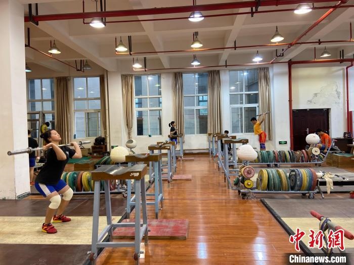 石智勇的師弟師妹們訓(xùn)練場(chǎng)景?！×植?攝