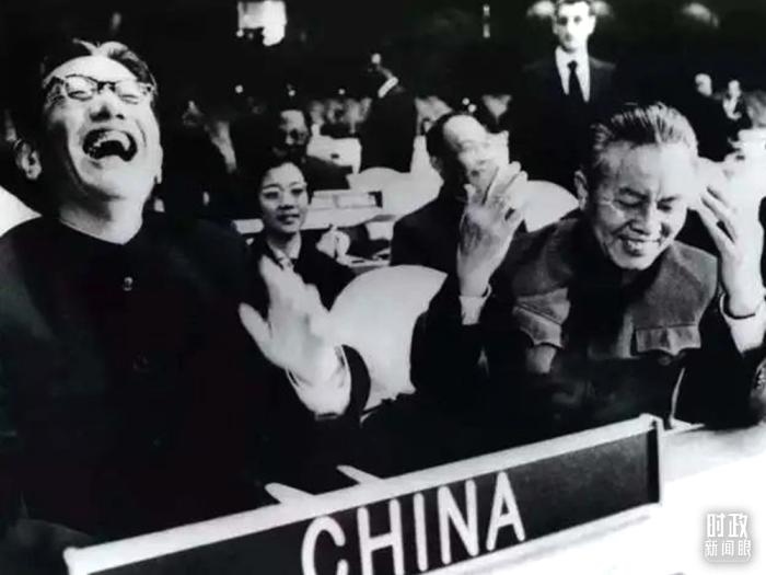 △1971年11月15日，以外交部副部長喬冠華(左一)為團長、黃華(右一)為副團長的中國代表團，首次出現(xiàn)在聯(lián)合國大會上。(資料圖)