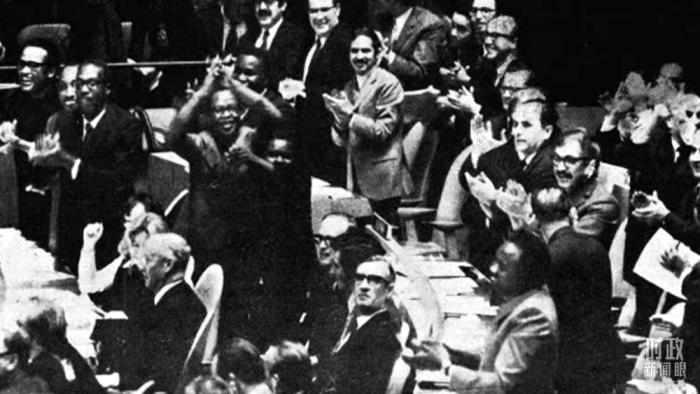 △第2758號決議通過后，現(xiàn)場爆發(fā)出熱烈歡呼聲。(資料圖)