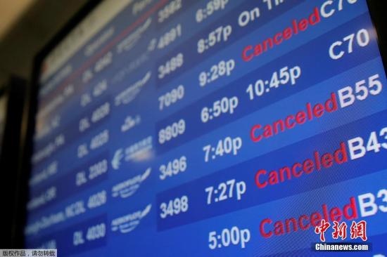 水管破裂造成第四航站樓的多家航班延誤或取消。圖為航站樓內的電子公告牌顯示航班信息。