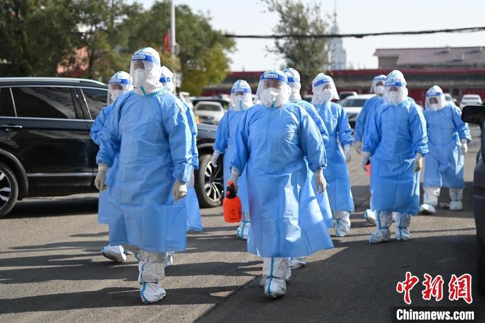 圖為醫(yī)務(wù)人員在封閉小區(qū)做防控工作?！⑽娜A 攝