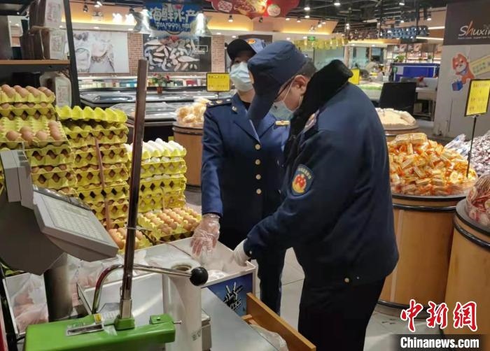 圖為疫情期間，甘肅嘉峪關(guān)市場(chǎng)監(jiān)管局工作人員檢查蔬菜市場(chǎng)?！?柴佳楠 　攝