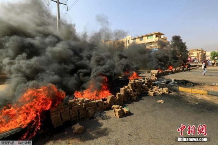 當?shù)貢r間10月25日，蘇丹局勢發(fā)生突變，過渡政府總理被“綁架”，政府部長被軍方抓捕，國家進入緊急狀態(tài)，大量民眾走上街頭對軍方行動進行抗議，已有7人在抗議活動中死亡，140人受傷。圖為抗議活動中燃燒的輪胎。