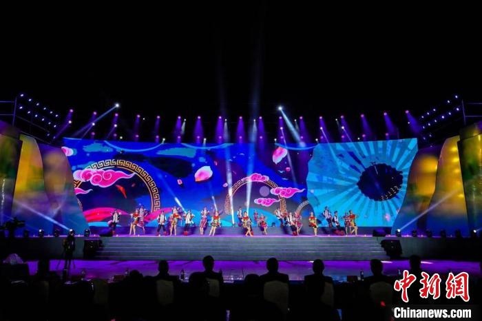 圖為中國(guó)·重慶秀山第二屆“金山銀山”文化旅游節(jié)開(kāi)幕現(xiàn)場(chǎng)?！⌒闵娇h文旅委供圖