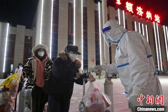 圖為滯留游客被有序轉(zhuǎn)運至低風(fēng)險地區(qū)?！⊥趵?攝