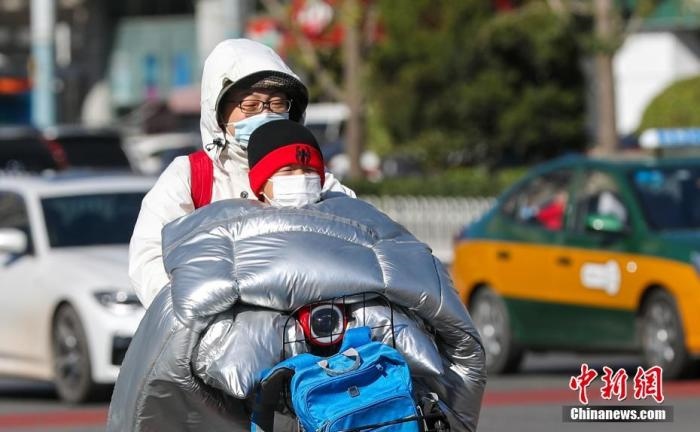 資料圖：市民在大風降溫天氣下出行。 <a target='_blank' href='http://www.chinanews.com/'>中新社</a>記者 賈天勇 攝