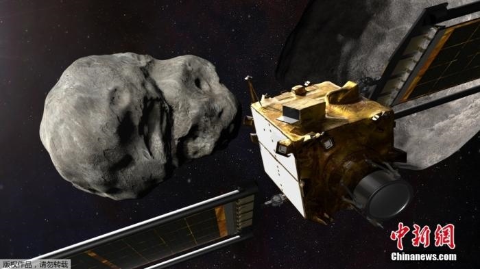 當(dāng)?shù)貢r(shí)間11月4日，法新社公布了兩張來(lái)自美國(guó)宇航局的太空效果圖，畫(huà)面顯示一艘宇宙飛船從小行星后面進(jìn)行撞擊。據(jù)悉，美國(guó)宇航局計(jì)劃讓一艘以每小時(shí)24000公里的速度飛行的宇宙飛船撞上一顆小行星以進(jìn)行“行星防御”測(cè)試，雖然地球尚且沒(méi)有面臨如此緊迫的危險(xiǎn)。