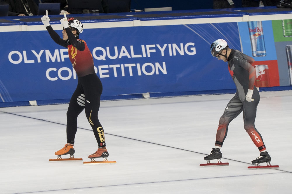 11月20日，任子威(左)在比賽后慶祝。新華社發(fā)(弗爾季·奧蒂洛 攝)