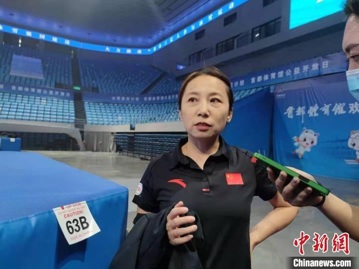 中國滑冰協(xié)會主席、前中國短道速滑隊主教練李琰表示，”冰雪惠民計劃“能推動更多人上冰 郝凌宇 攝