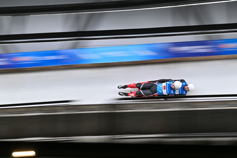 11月21日，“相約北京”國際雪橇聯(lián)合會雪橇世界杯，中國選手黃葉波/彭俊越在團體接力比賽中。新華社記者陳益宸攝