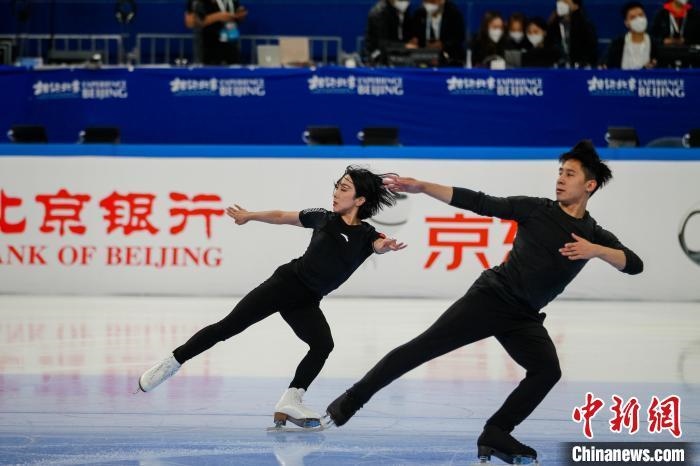 圖為隋文靜、韓聰在測試賽期間進(jìn)行官方訓(xùn)練 王洋 攝