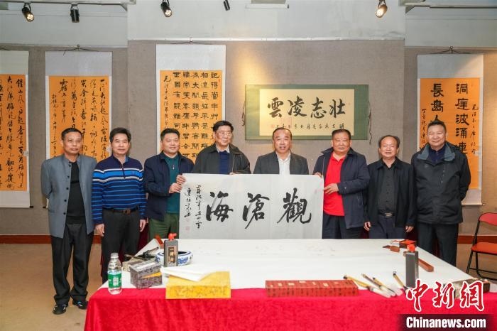 圖為百名將軍書畫展活動現(xiàn)場?！∷涡憬?攝 攝