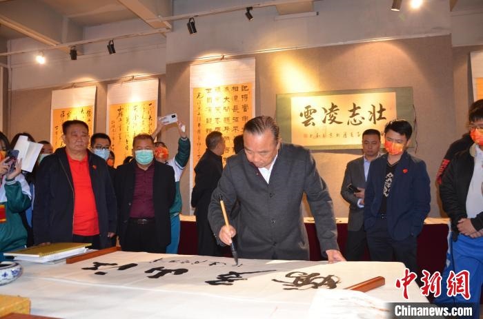 圖為“鐵軍老戰(zhàn)士”、著名書法家、解放軍報原副總編輯連俊義少將現(xiàn)場揮毫。　顏新陽 攝 攝