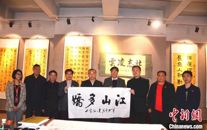 圖為百名將軍書畫展活動現(xiàn)場?！☆佇玛?攝 攝