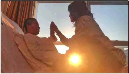 每天早上媽媽醒來(lái)后，母女倆都會(huì)迎著晨曦握手、擊掌?！∫曨l截圖