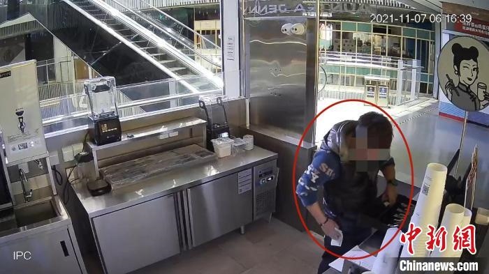 嫌疑人實(shí)施犯罪行為的監(jiān)控視頻。　黃浦公安供圖