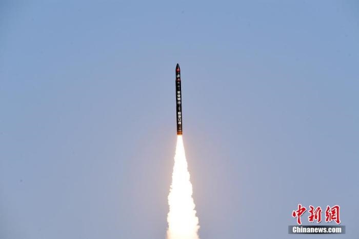 北京時間2021年12月7日12時12分，谷神星一號遙二運載火箭在中國酒泉衛(wèi)星發(fā)射中心成功發(fā)射升空，將搭載的天津大學(xué)一號、麗澤一號、寶醞號、金紫荊五號、金紫荊一號03星等5顆小衛(wèi)星順利送入預(yù)定軌道，發(fā)射任務(wù)獲得圓滿成功。汪江波 攝