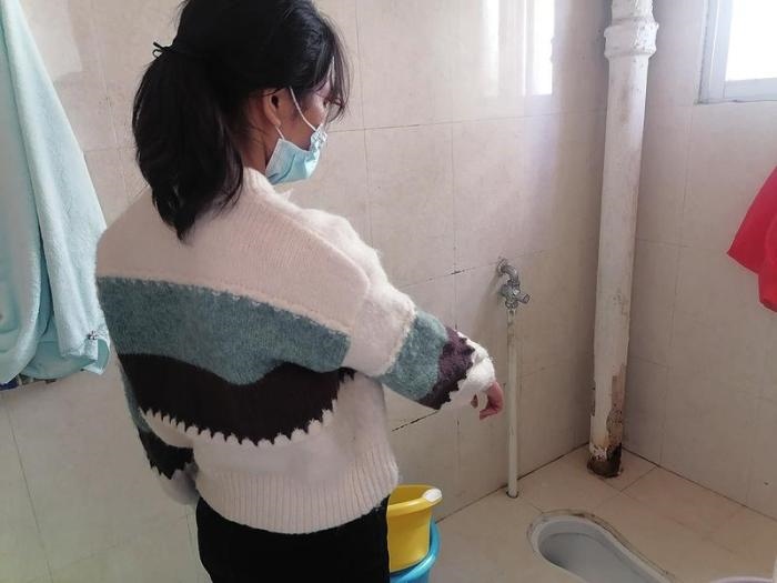  劉小姐在網(wǎng)上找人疏通出租屋里的廁所，被收費(fèi)5380元