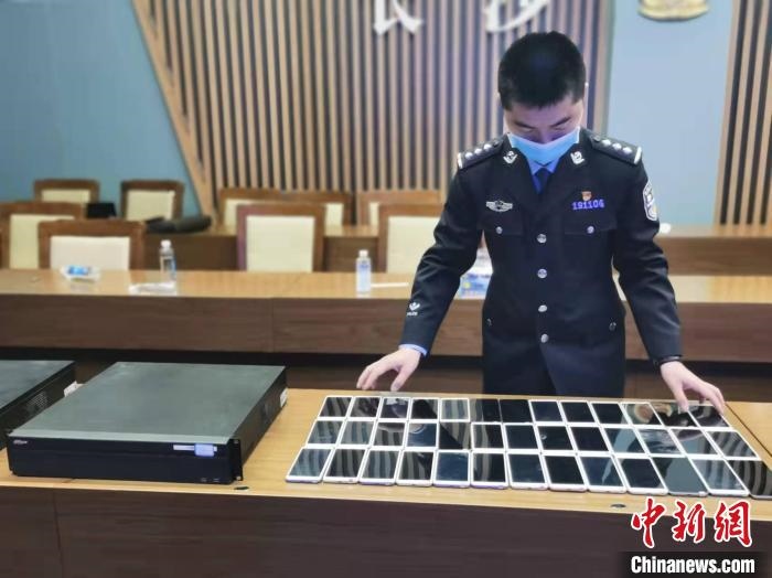 民警展示作案工具?！￠L(zhǎng)沙市公安局供圖